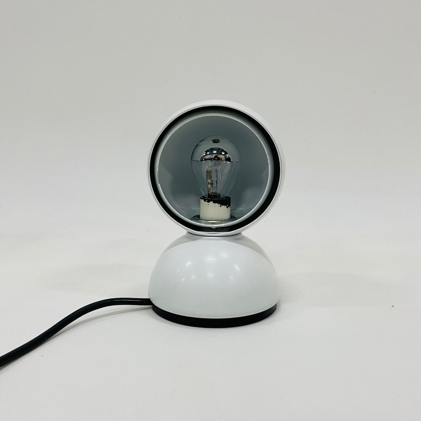 Vico Magistretti „Eclisse“ Schreibtisch-/Wandleuchte für Artemide in Weiß, Italien 1970