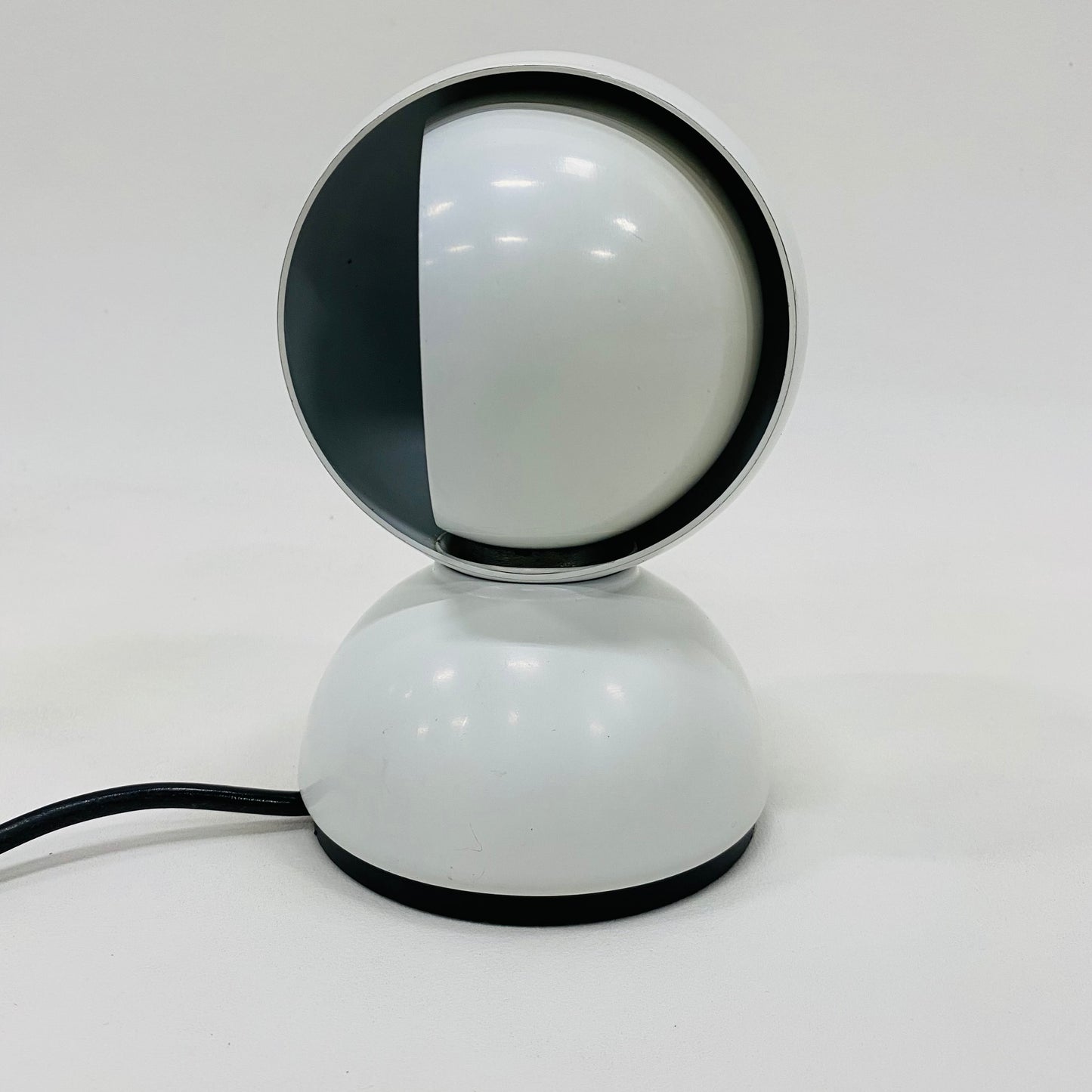Vico Magistretti „Eclisse“ Schreibtisch-/Wandleuchte für Artemide in Weiß, Italien 1970