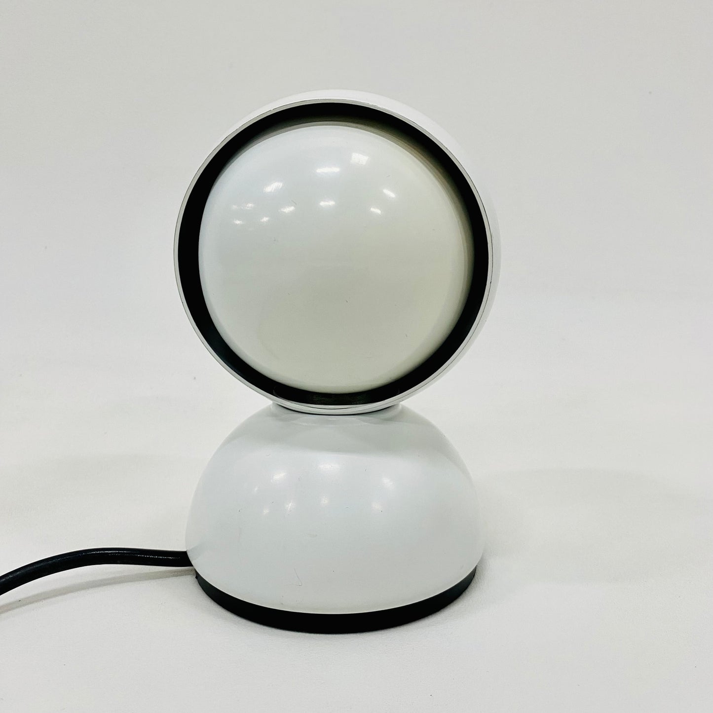 Vico Magistretti „Eclisse“ Schreibtisch-/Wandleuchte für Artemide in Weiß, Italien 1970