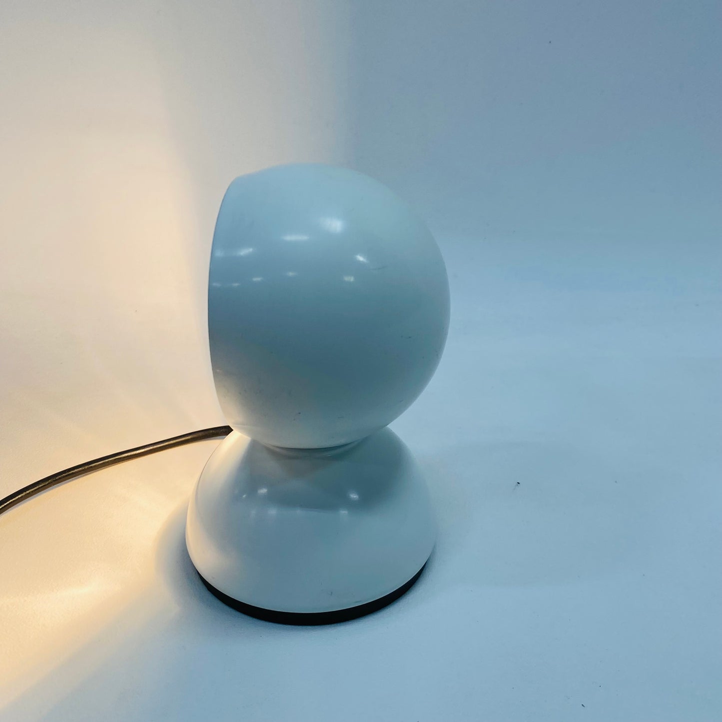 Vico Magistretti „Eclisse“ Schreibtisch-/Wandleuchte für Artemide in Weiß, Italien 1970