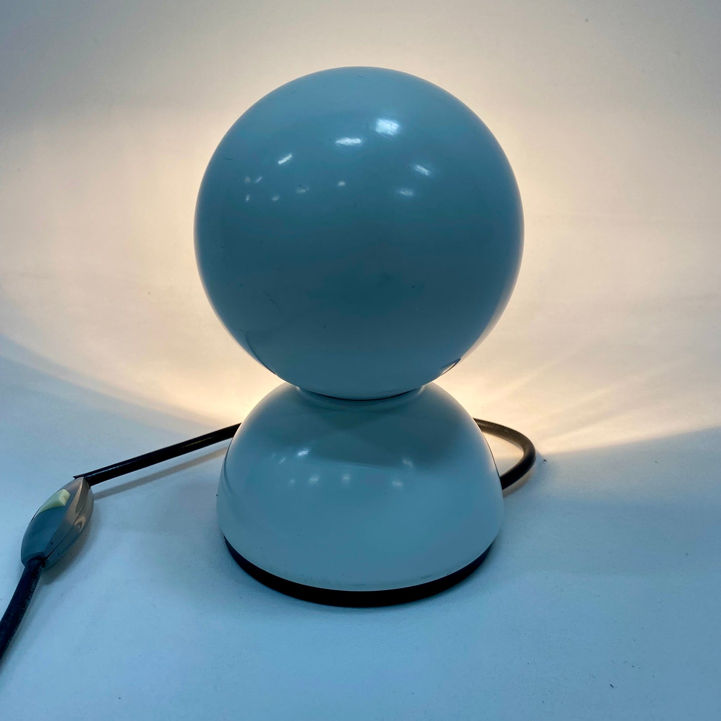 Vico Magistretti „Eclisse“ Schreibtisch-/Wandleuchte für Artemide in Weiß, Italien 1970
