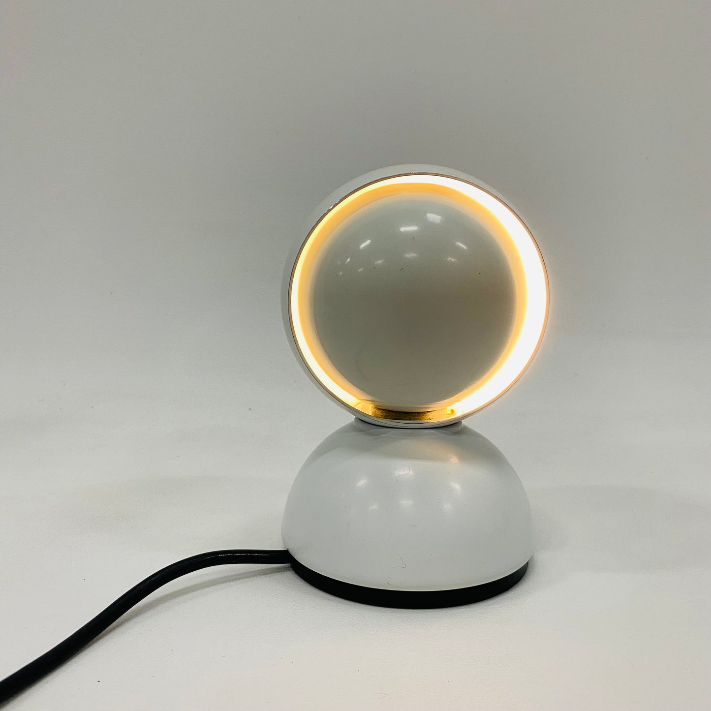 Vico Magistretti „Eclisse“ Schreibtisch-/Wandleuchte für Artemide in Weiß, Italien 1970