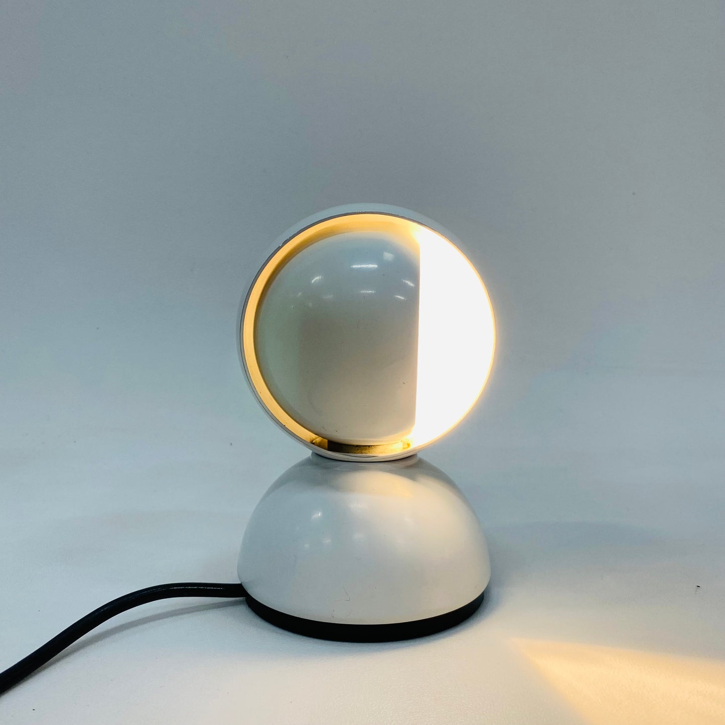 Vico Magistretti „Eclisse“ Schreibtisch-/Wandleuchte für Artemide in Weiß, Italien 1970