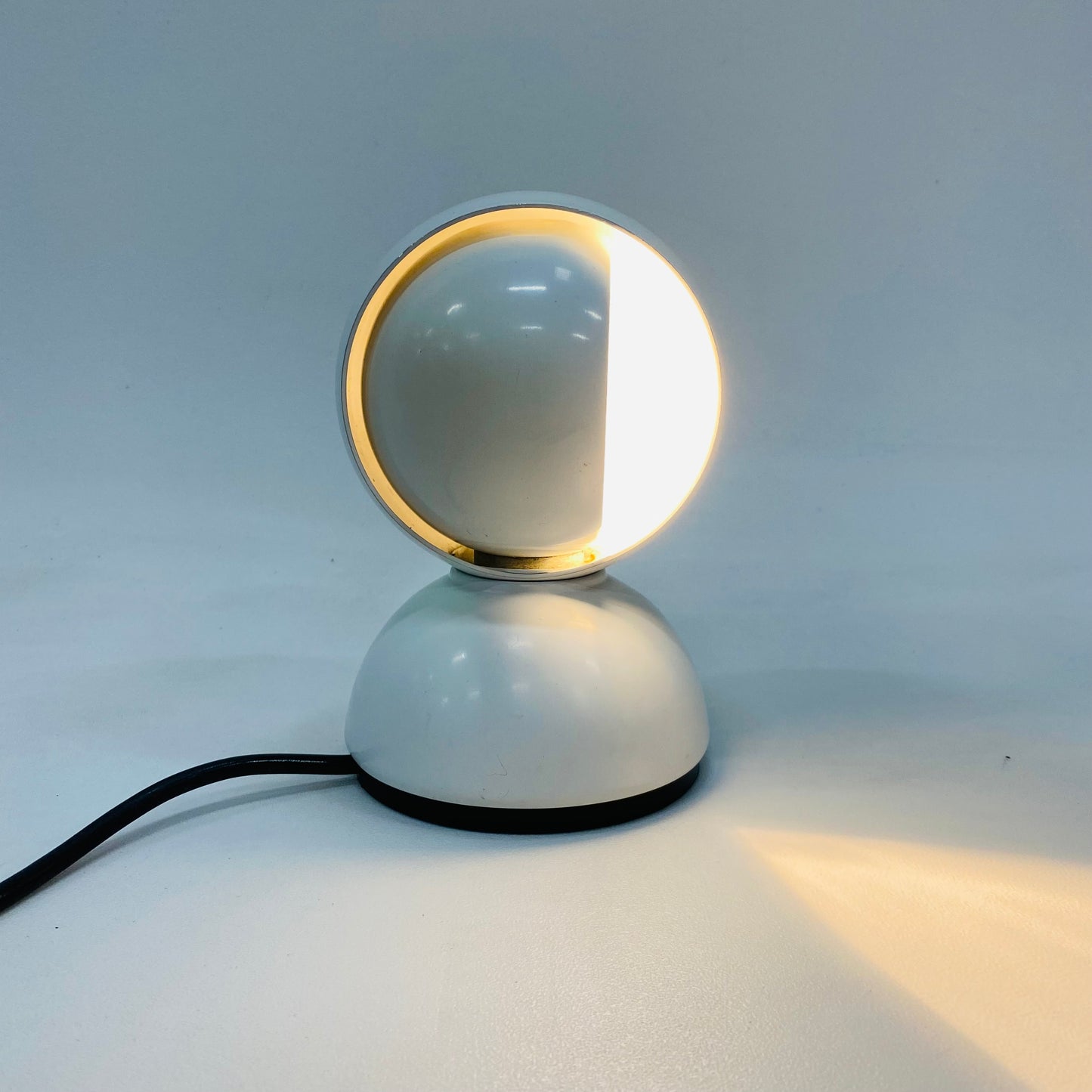 Vico Magistretti „Eclisse“ Schreibtisch-/Wandleuchte für Artemide in Weiß, Italien 1970