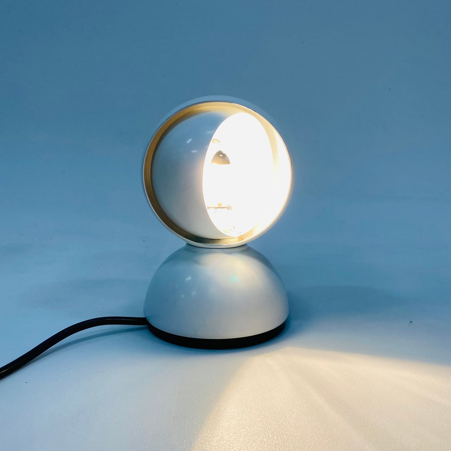 Vico Magistretti „Eclisse“ Schreibtisch-/Wandleuchte für Artemide in Weiß, Italien 1970