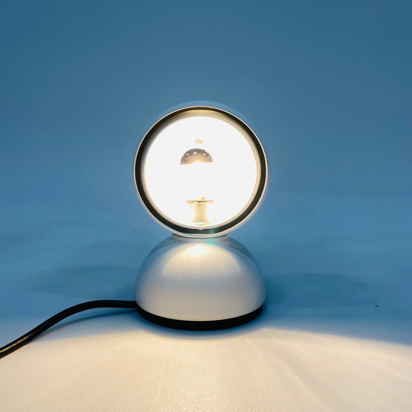 Vico Magistretti „Eclisse“ Schreibtisch-/Wandleuchte für Artemide in Weiß, Italien 1970