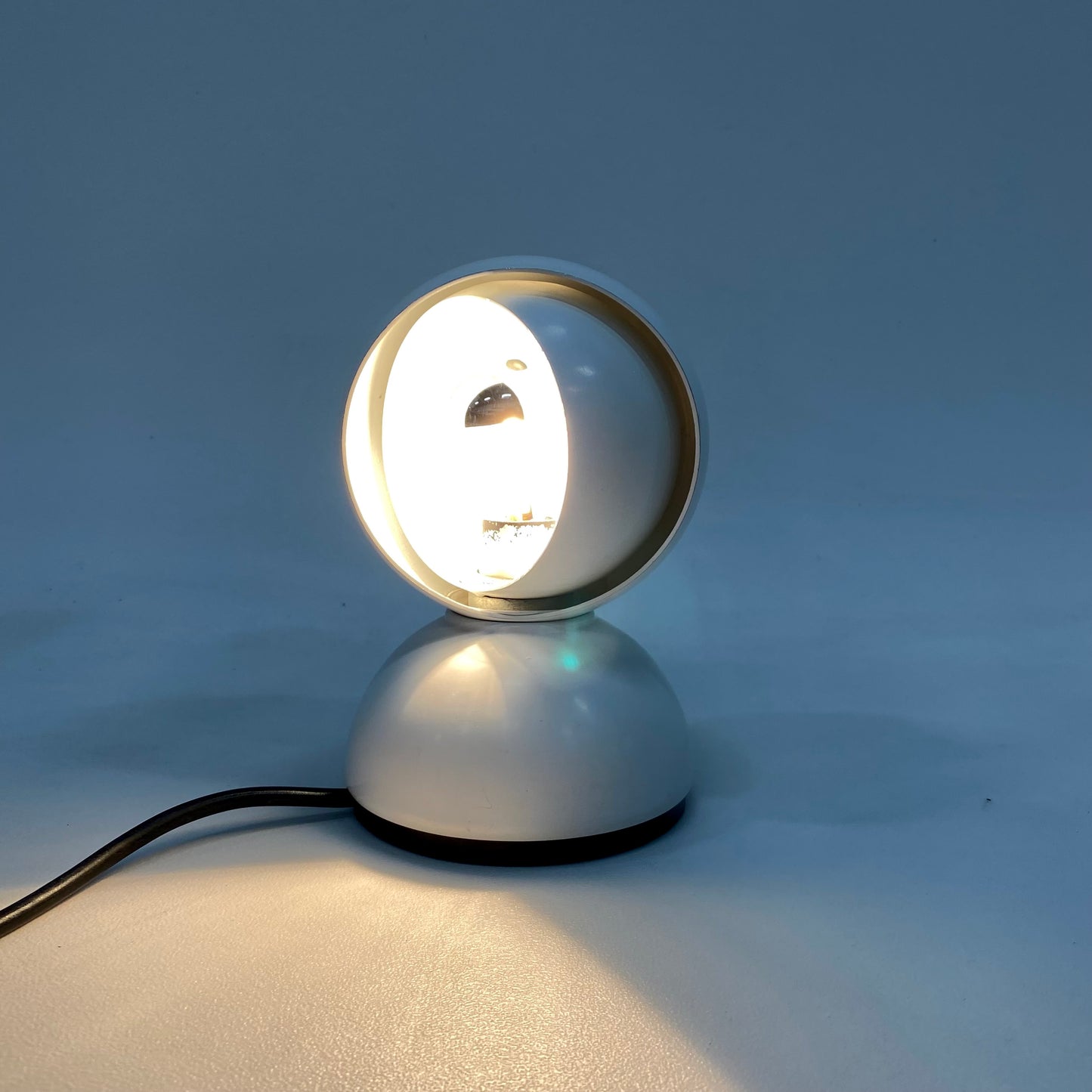 Vico Magistretti „Eclisse“ Schreibtisch-/Wandleuchte für Artemide in Weiß, Italien 1970