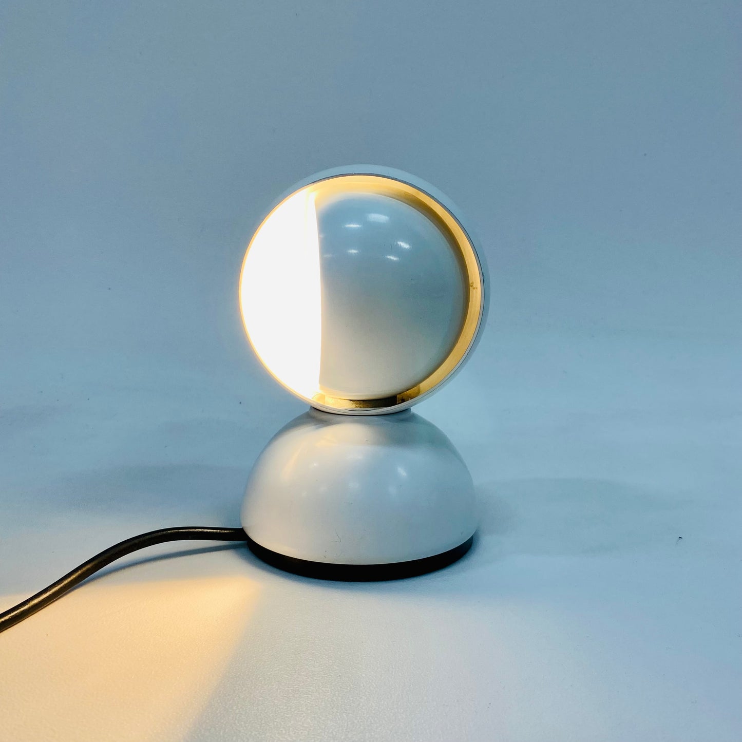 Vico Magistretti „Eclisse“ Schreibtisch-/Wandleuchte für Artemide in Weiß, Italien 1970
