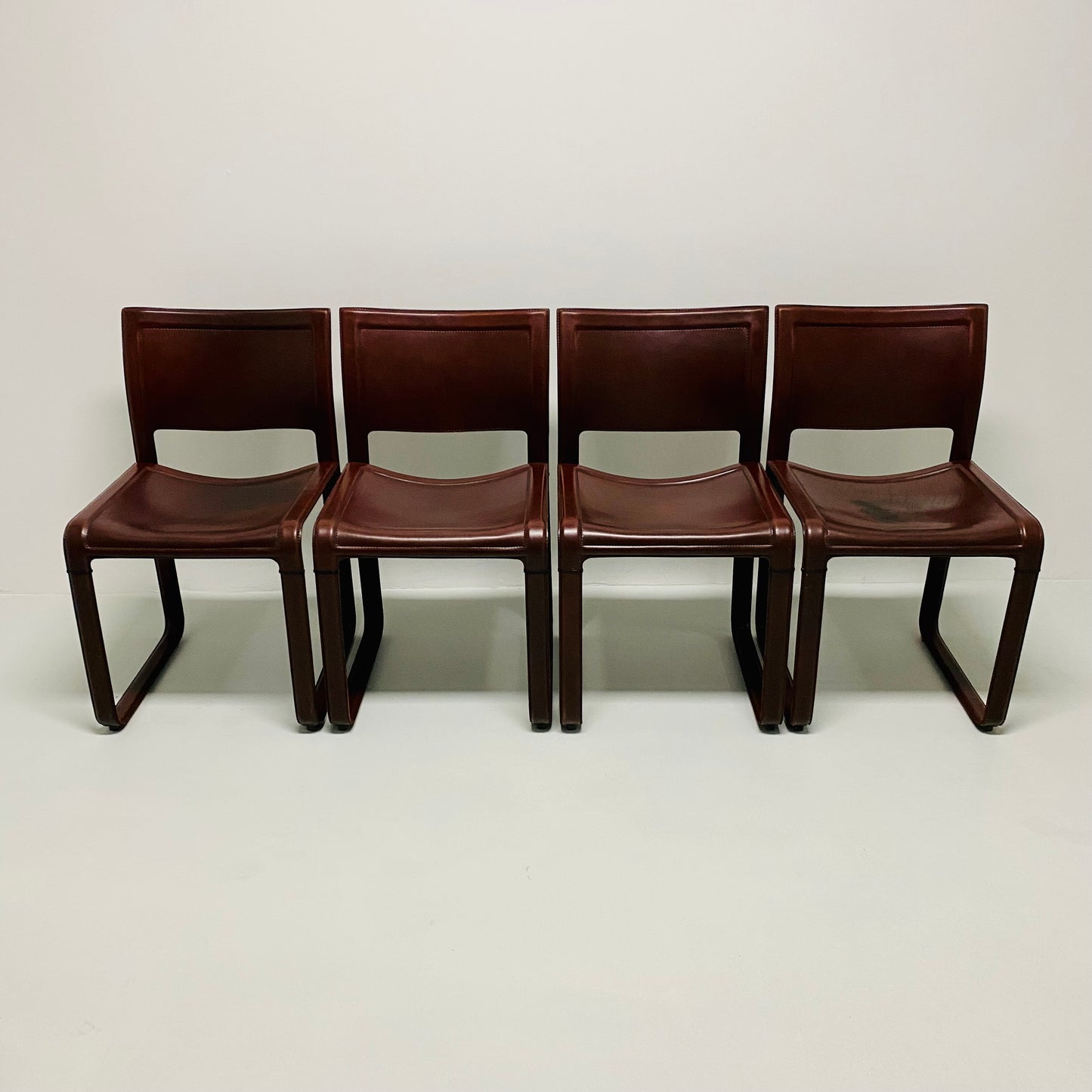 Set aus 4 burgunderfarbenen Sistina Strap Chairs aus Leder von Tito Agnoli für Matteo Grassi, Italien 1980