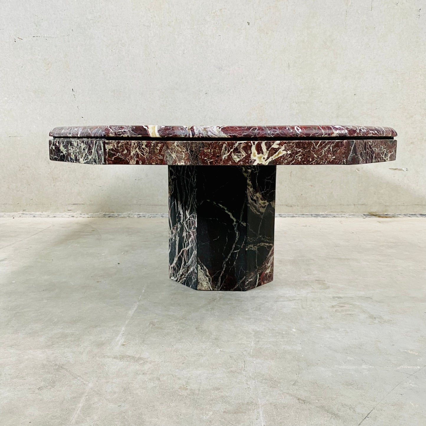 Couchtisch aus oxbloodrotem „Rosso Levanto“-Marmor, Italien, 1970
