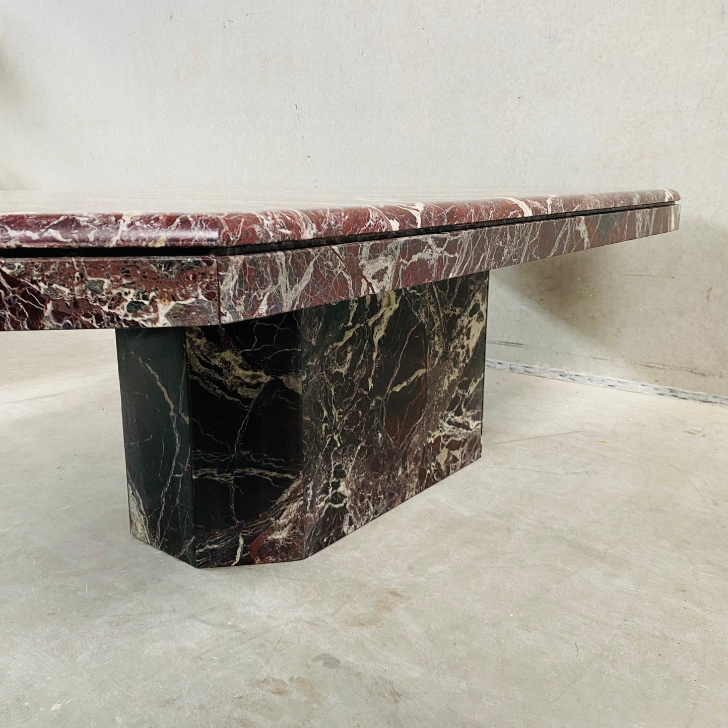 Couchtisch aus oxbloodrotem „Rosso Levanto“-Marmor, Italien, 1970