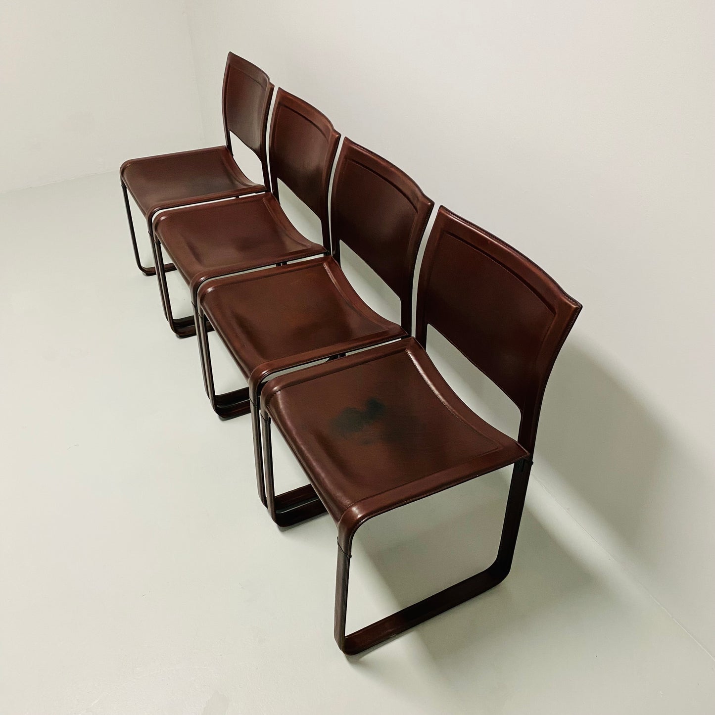 Set aus 4 burgunderfarbenen Sistina Strap Chairs aus Leder von Tito Agnoli für Matteo Grassi, Italien 1980