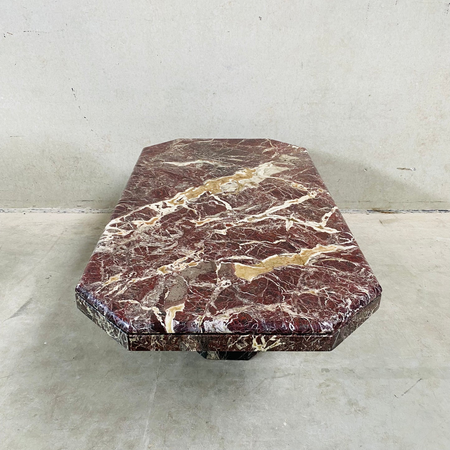 Couchtisch aus oxbloodrotem „Rosso Levanto“-Marmor, Italien, 1970