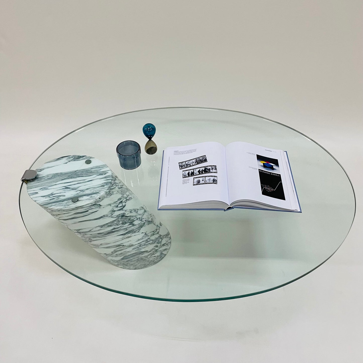 Couchtisch aus massivem italienischem Carrara-Marmor mit Glasplatte, hergestellt von Team Form AG für Ronald Schmitt, Deutschland, 1970