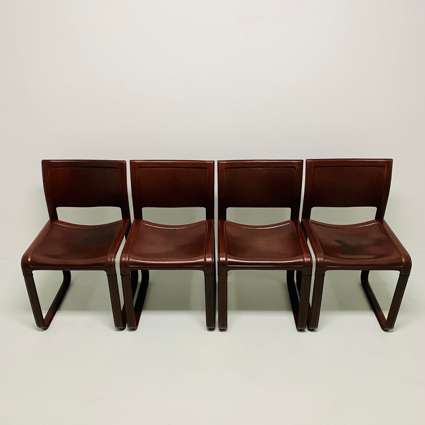 Set aus 4 burgunderfarbenen Sistina Strap Chairs aus Leder von Tito Agnoli für Matteo Grassi, Italien 1980