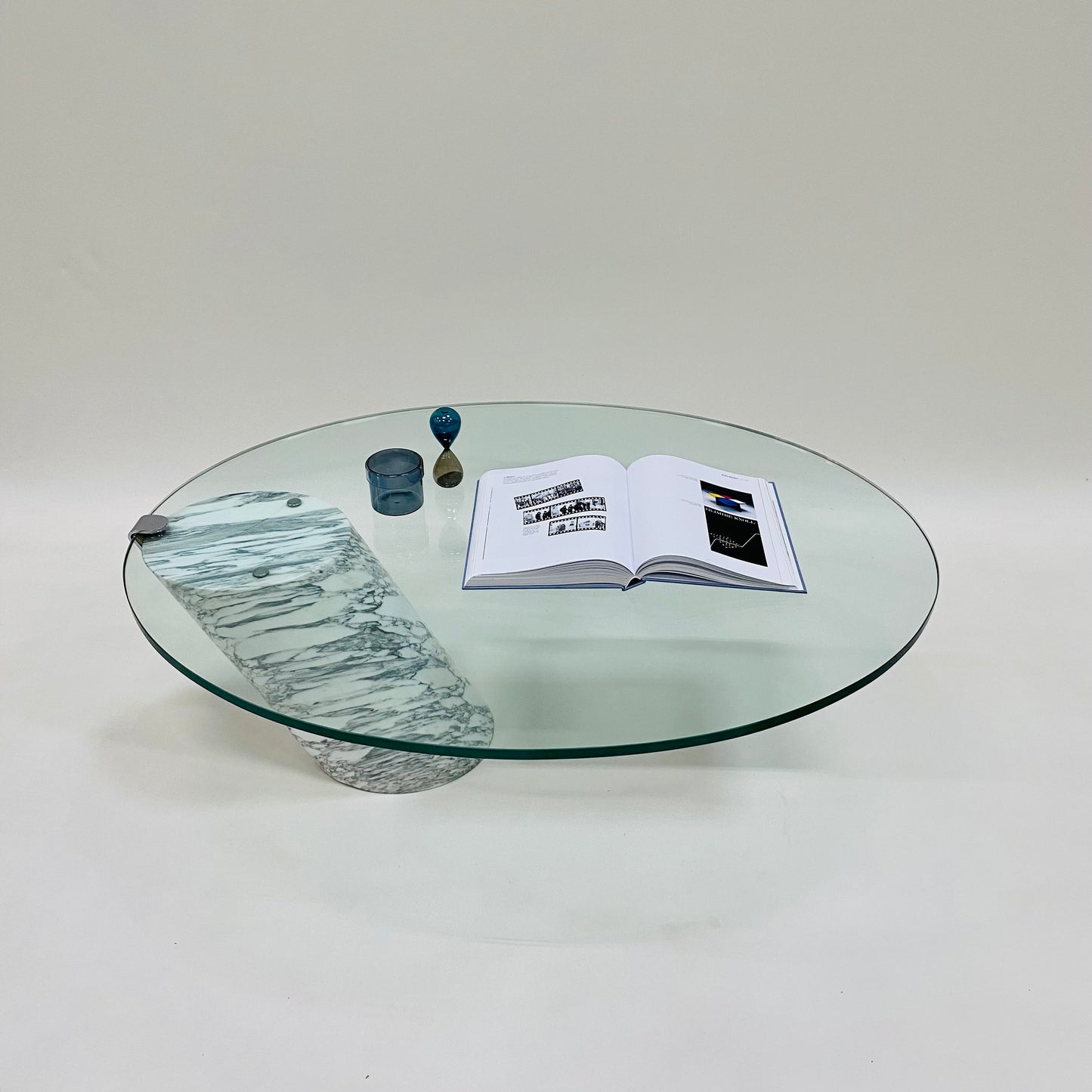 Couchtisch aus massivem italienischem Carrara-Marmor mit Glasplatte, hergestellt von Team Form AG für Ronald Schmitt, Deutschland, 1970